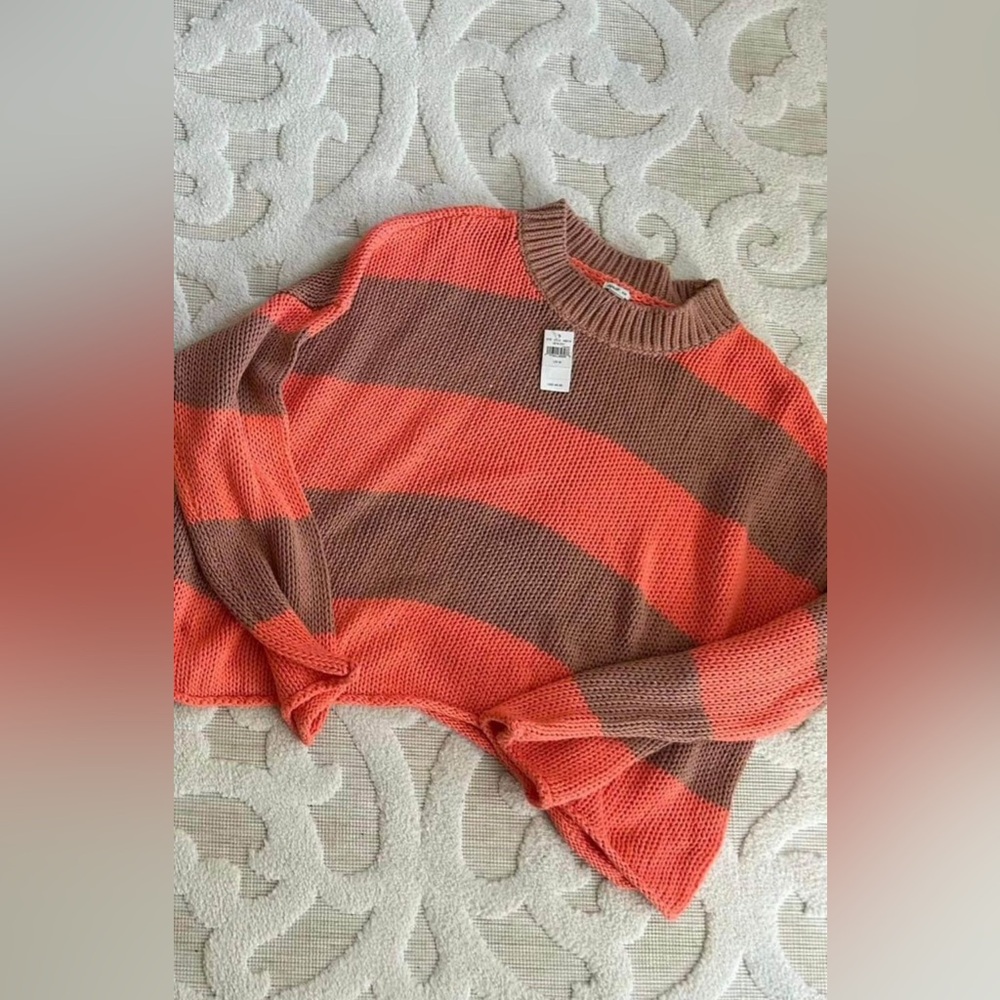 NWT WOMEN’s CROPPED SWEATER